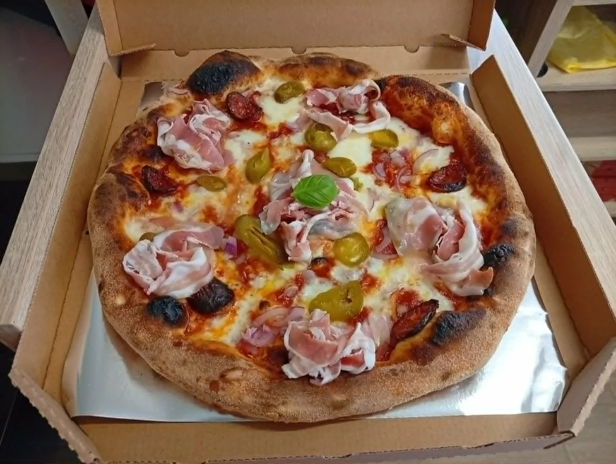 Pizza v Oliva Pizzeria