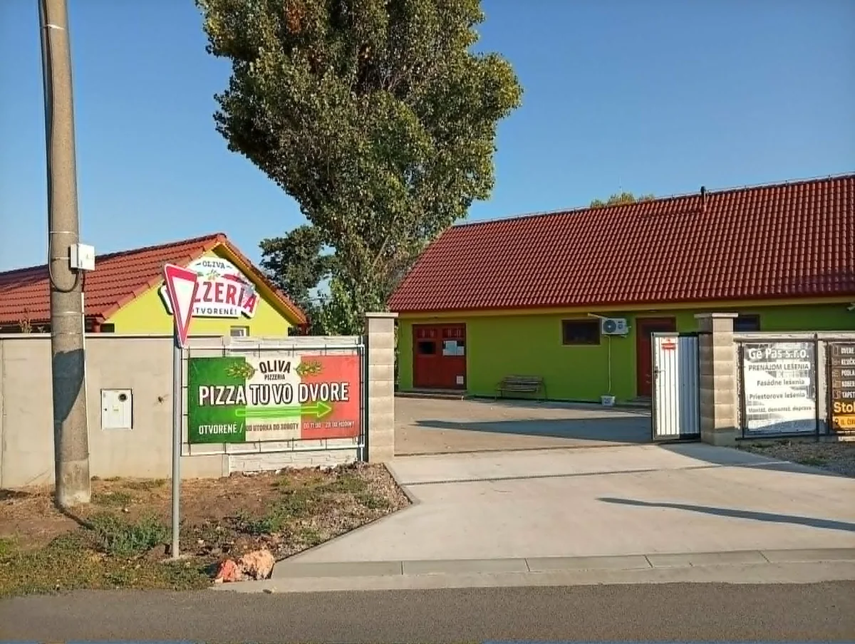 Vstup do areálu Oliva Pizzeria v Tekovských Lužanoch